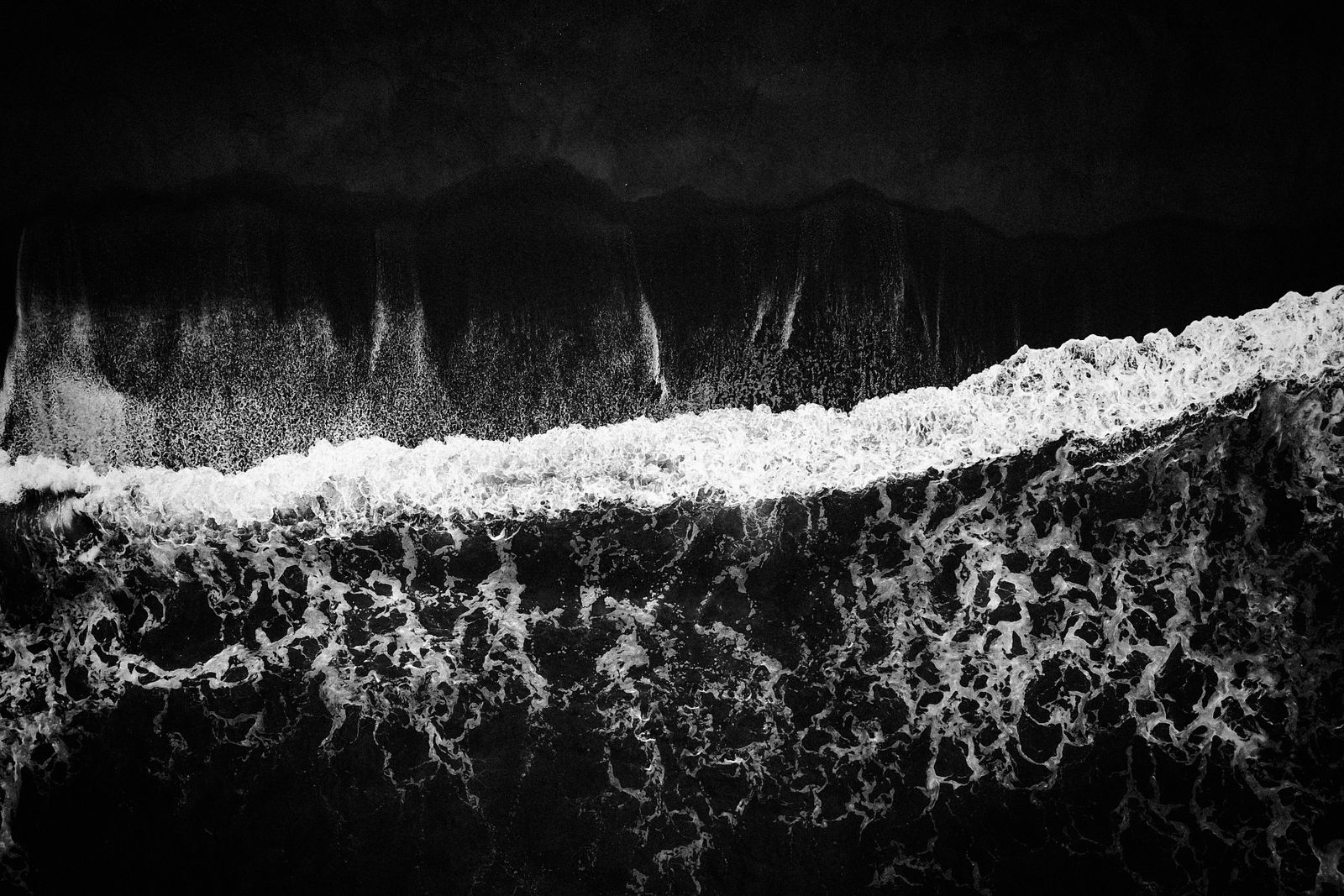 Nothing Ahead — The capability matrix lists everything Am I Roaming? does — no asterisks.