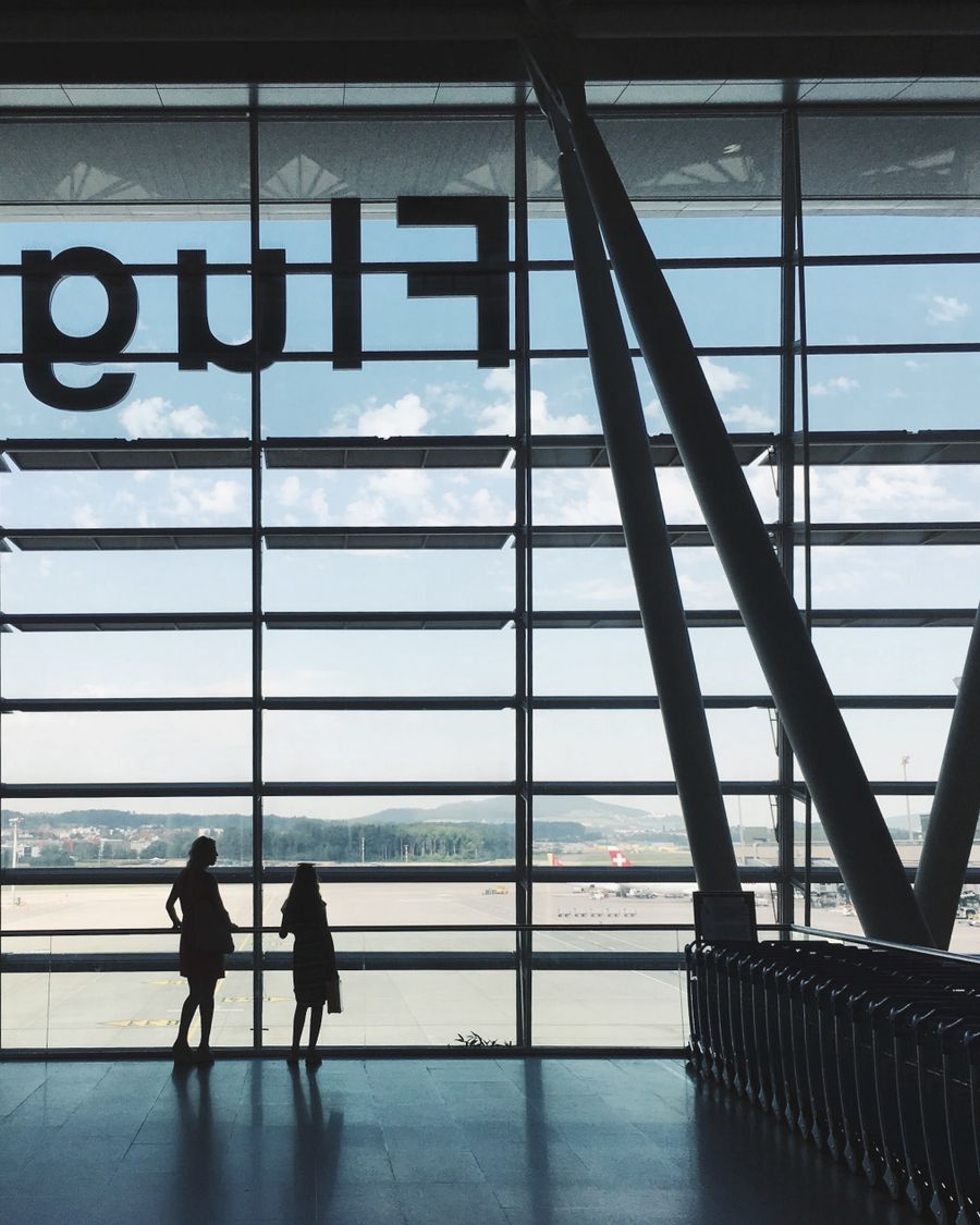 people in airport terminal — あなたの言語で質問できます — 英語、スペイン語、フランス語、ドイツ語、ポルトガル語、日本語。