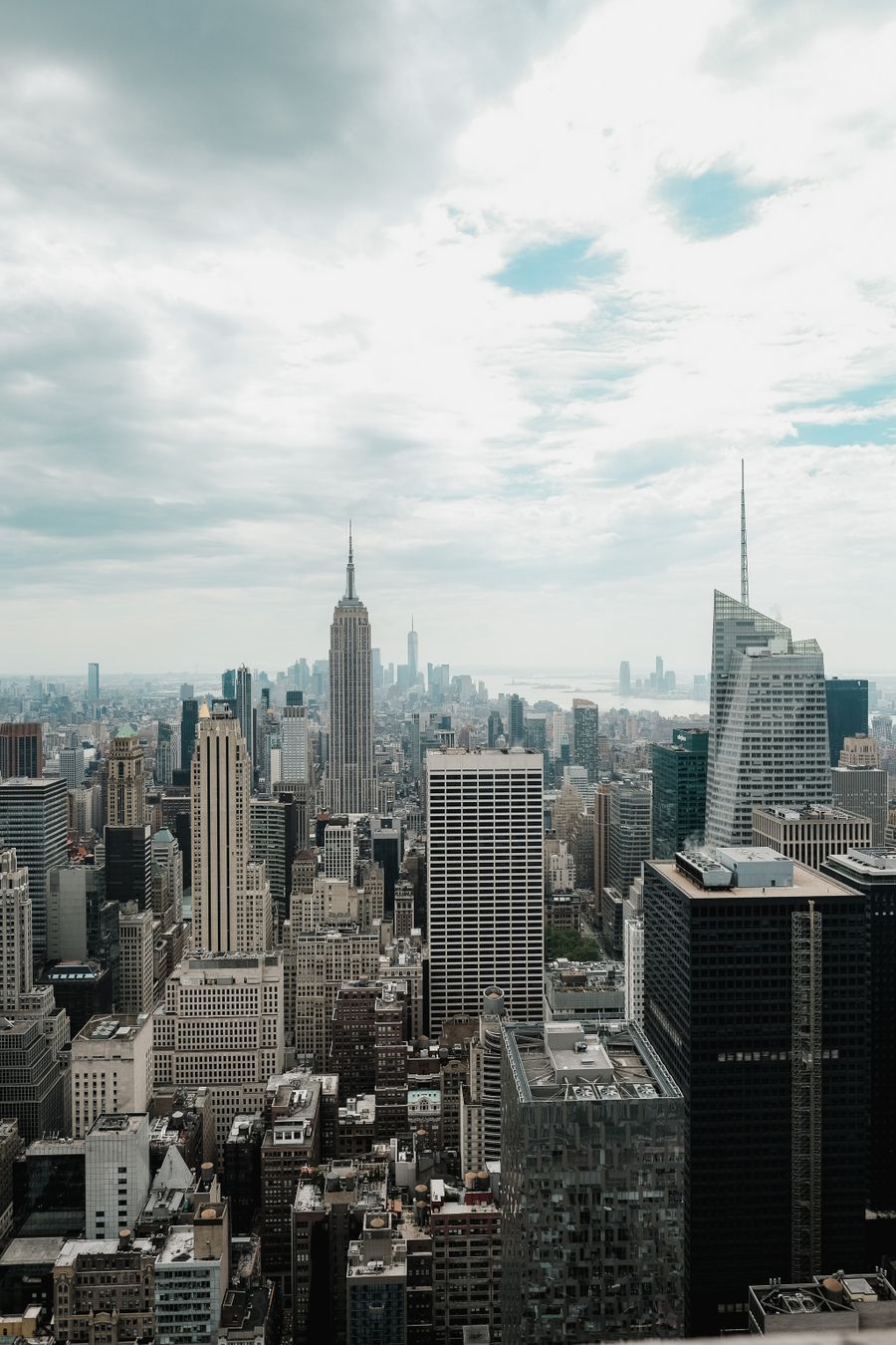 manhattan cityscape with skyscrapers — Changelog: 市場の朝：料理を調べて、メニューを翻訳して、スマホで支払い。