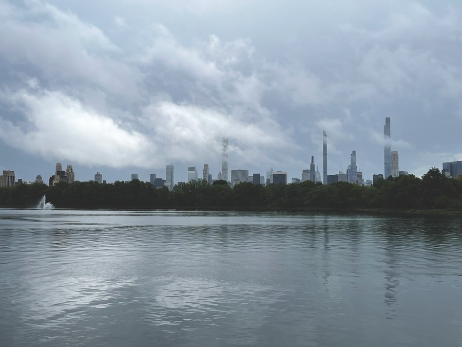 skyline of skyscrapers of manhattan from across the water new york city — Japanの空港エクスプレス：飛行機の着陸前にチケットはウォレットに。