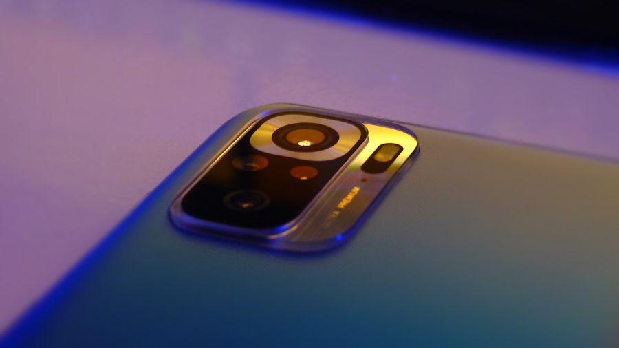 back camera of a smartphone in close up photography — Data-Saver Setup: one question, answered well, instead of ten open tabs.