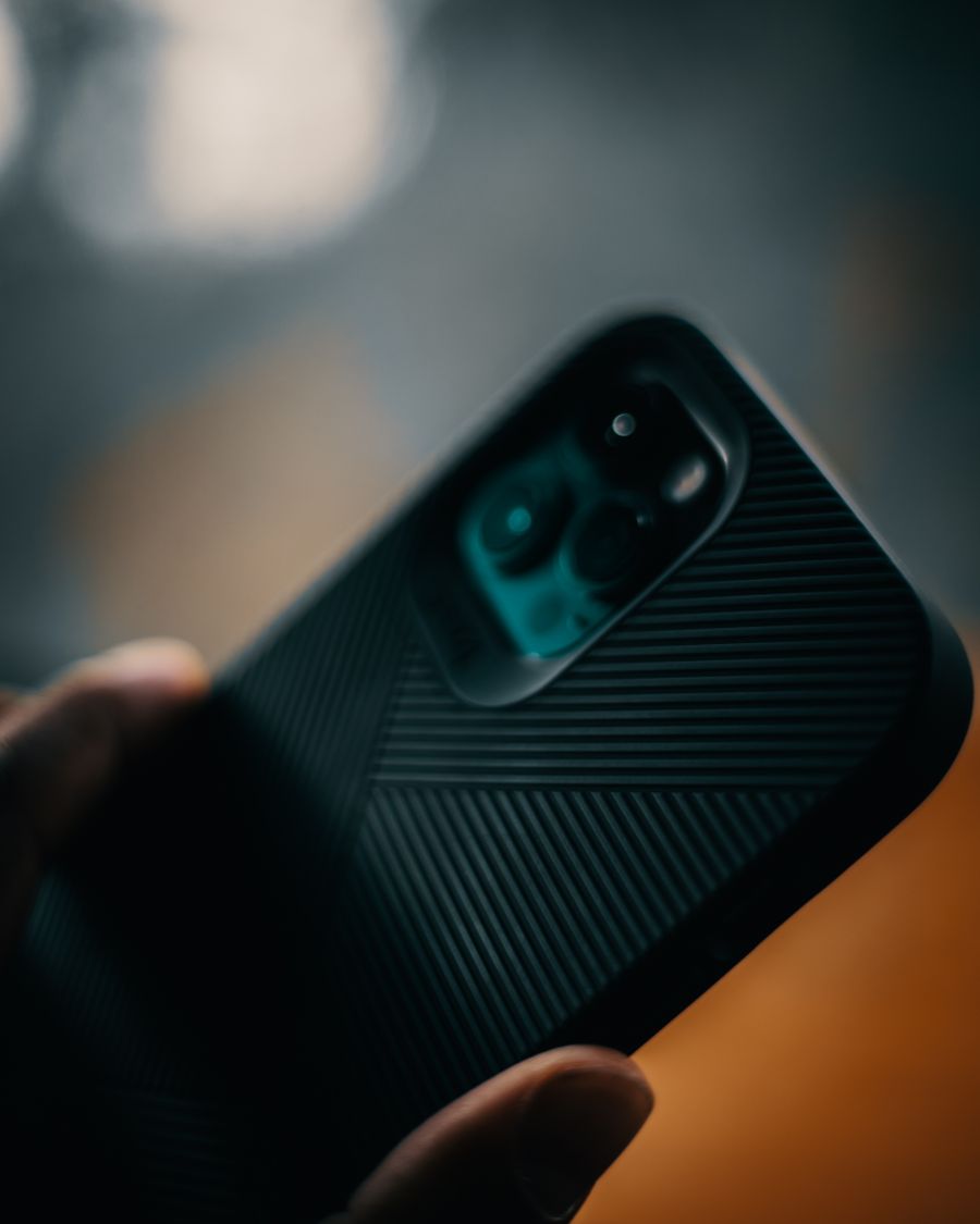 a person holding black smartphone — チャットパネルがリズムを示す:質問、具体的な回答、次のステップ。