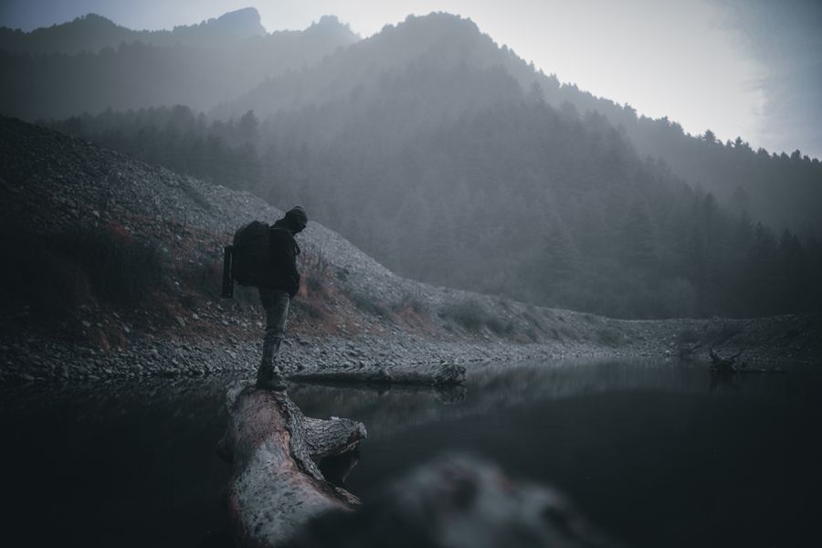 a man standing on wood log — カフェオフィス：テザリング稼働、ビデオ通話は安定、ホテルWi-Fiのロシアンルーレットなし。
