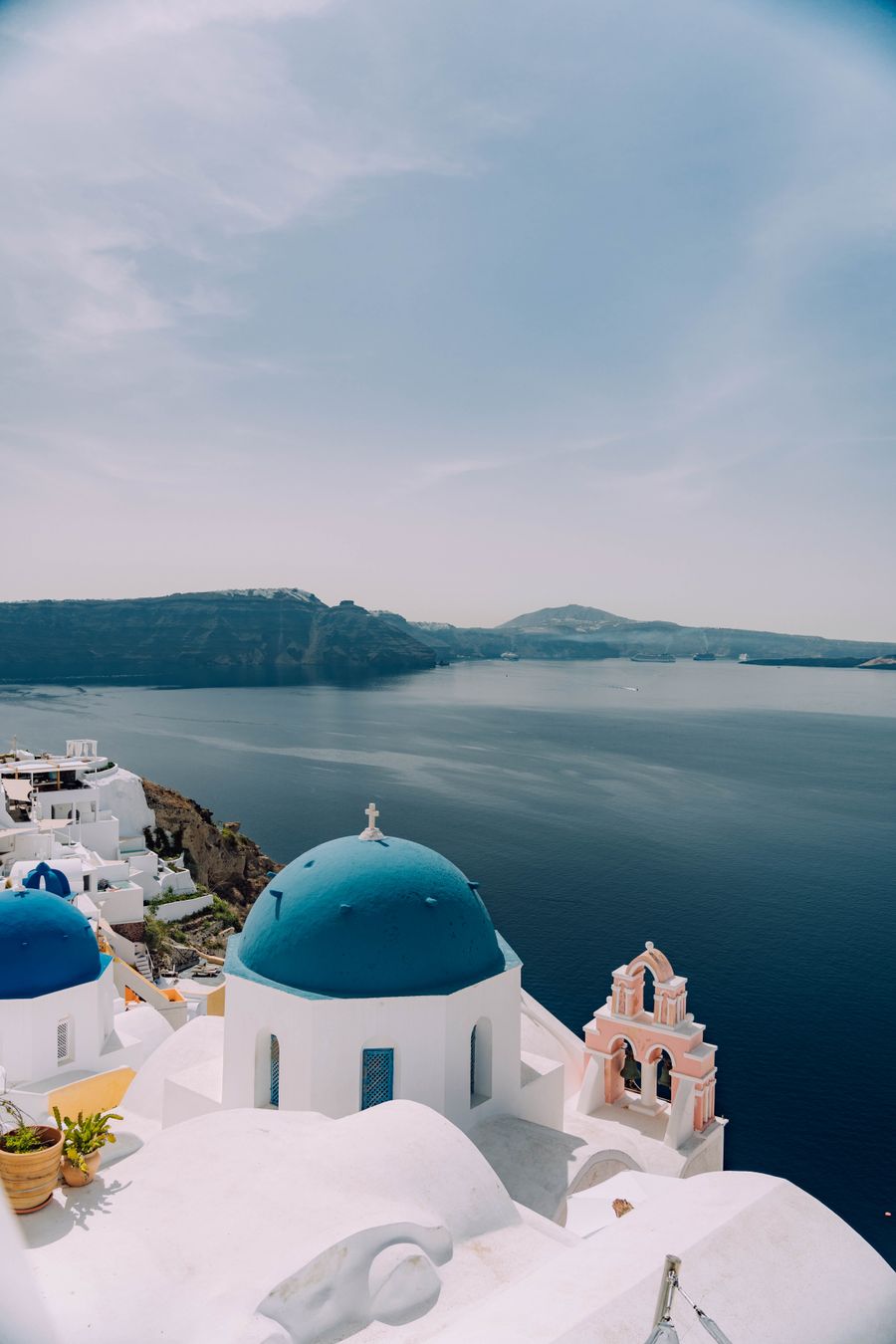 dome of a building on santorini greece — Support: ストリートレベル：ナビ、配車、レビュー、すべて即時に。