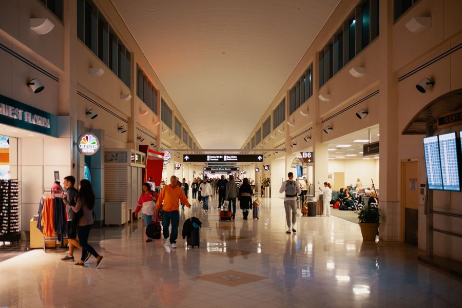 people at the airport — Changelog: 変更履歴は「近日公開」が終わる場所 — 私たちは代わりにリリースします。