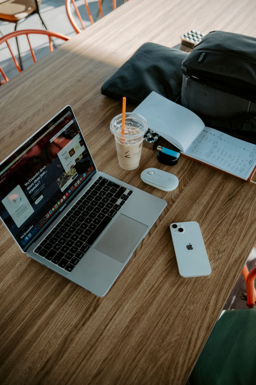mobile office in cafe — Developers: 現代の到着:シートベルトサインが消える前にオンライン。