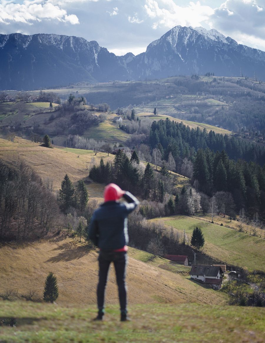 man standing with mountains behind — 出張ですか？現地番号があれば現地の人のように連絡が取れます。