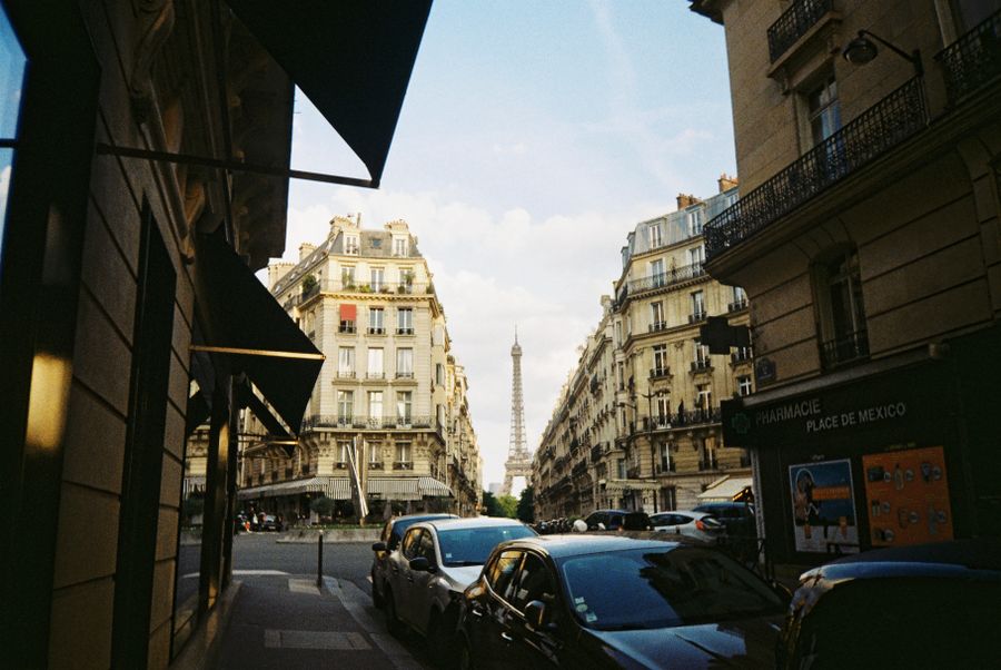 traffic on a street in paris — 美術館の午後はオーディオガイドをストリーミング、バッファリングなし。