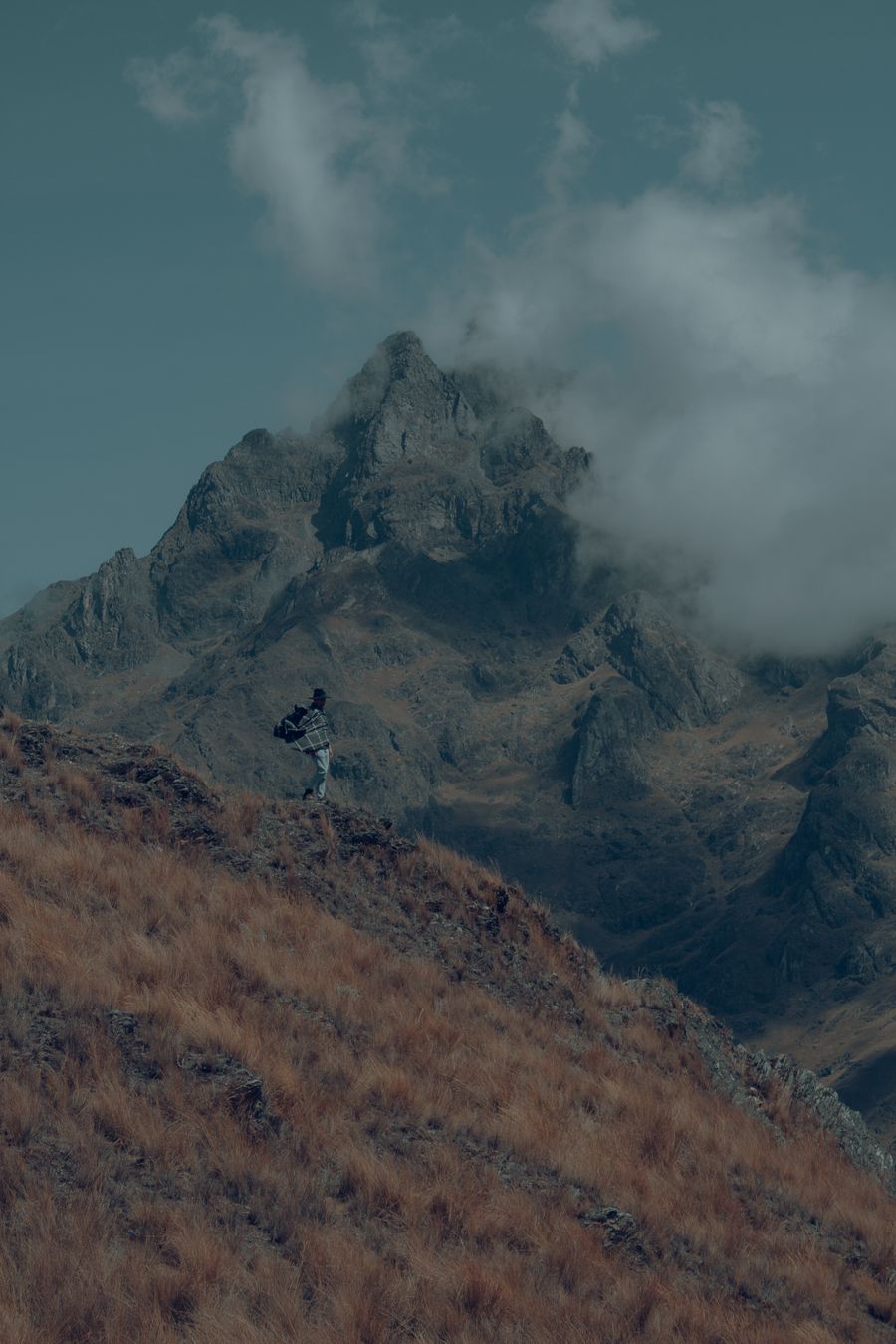 man with a backpack standing on a mountain slope — Japanをドライブ：ライブ交通情報が渋滞を回避します。