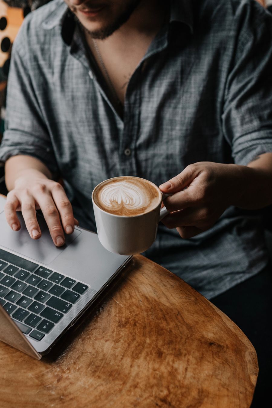 man with coffee using laptop at cafe — Japanの市場の日：調べて、翻訳して、スマホで支払い。