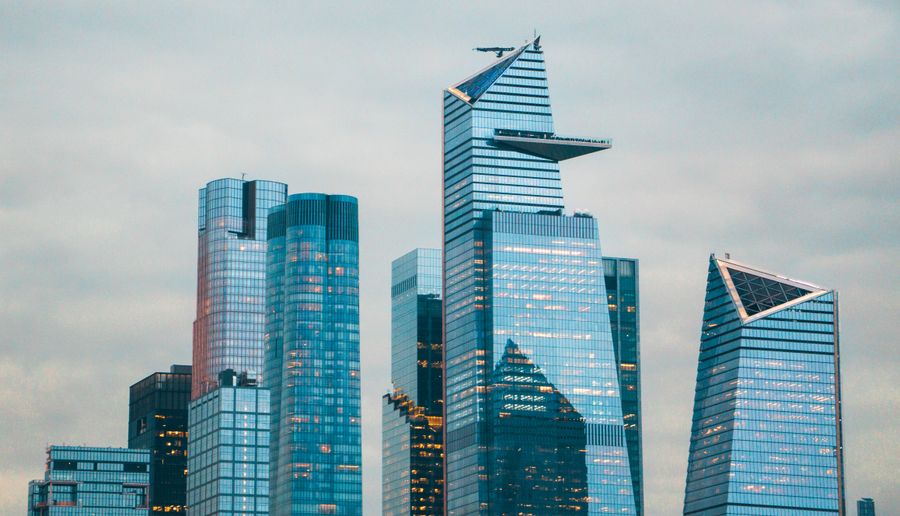 futuristic skyscrapers in midtown manhattan in new york city — 免税店のウィンドウショッピング:購入前に自宅価格と照合。