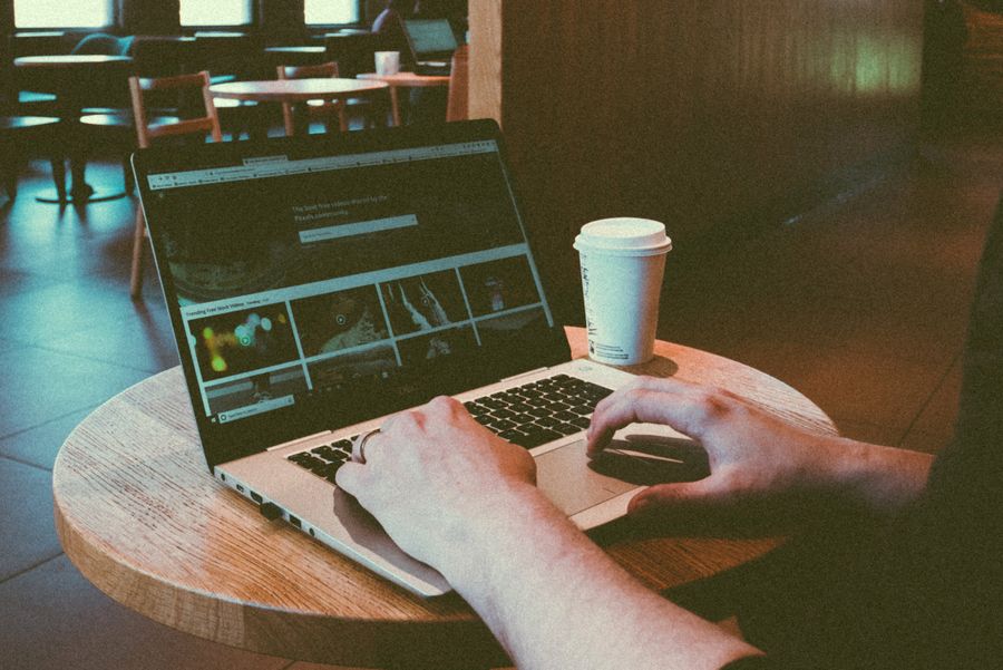 person typing on laptop computer — Docs: 出発ラウンジから到着ホールまで、データは途切れません。