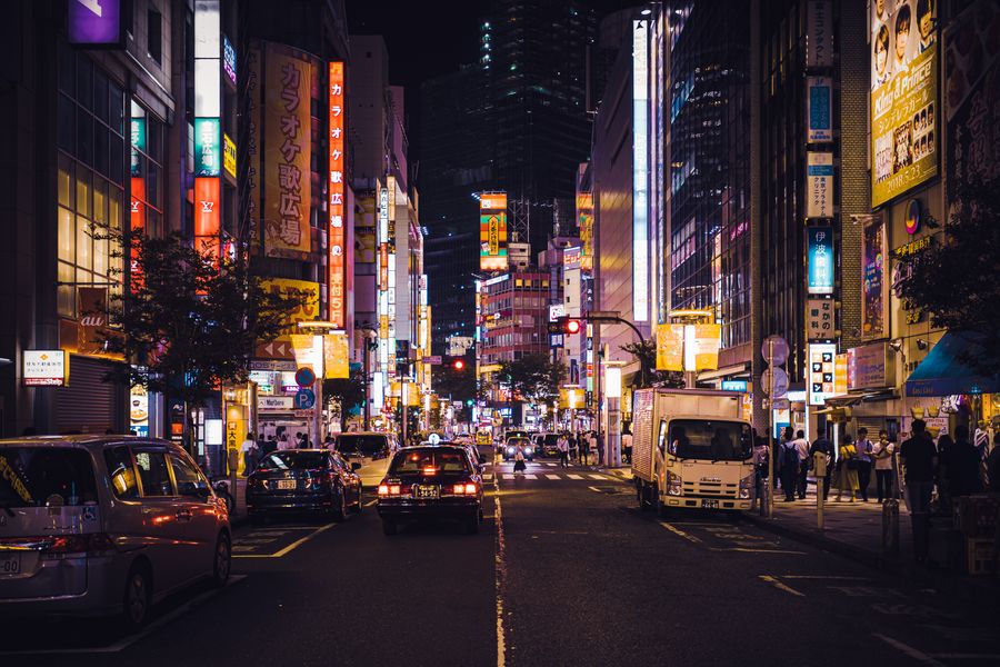 cars on road — Developers: 書類がスマホにあれば、チェックインの列は速く進みます。