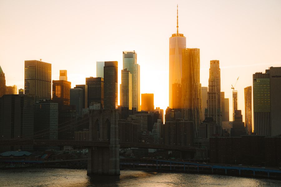 rising sun behind nyc downtown — 都心部も接続：eSIMが最速の現地ネットワークを自動で検出。