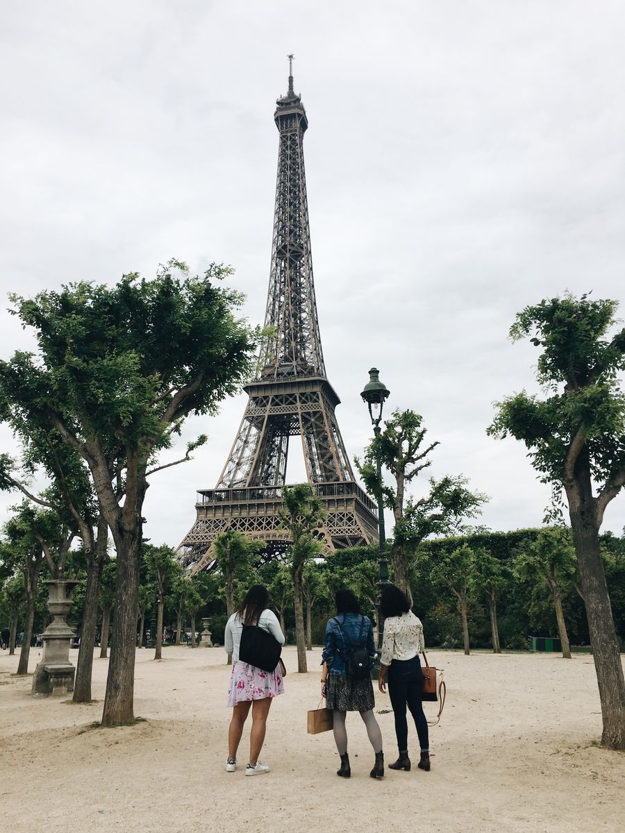 three women watching the eiffel tower — Developers: 海外コワーキング:ノートPCはテザリング、通話はクリア、締切は厳守。