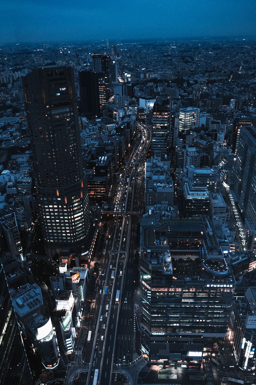 birds eye view of city at night — 美術館の午後はオーディオガイドをストリーミング、バッファリングなし。