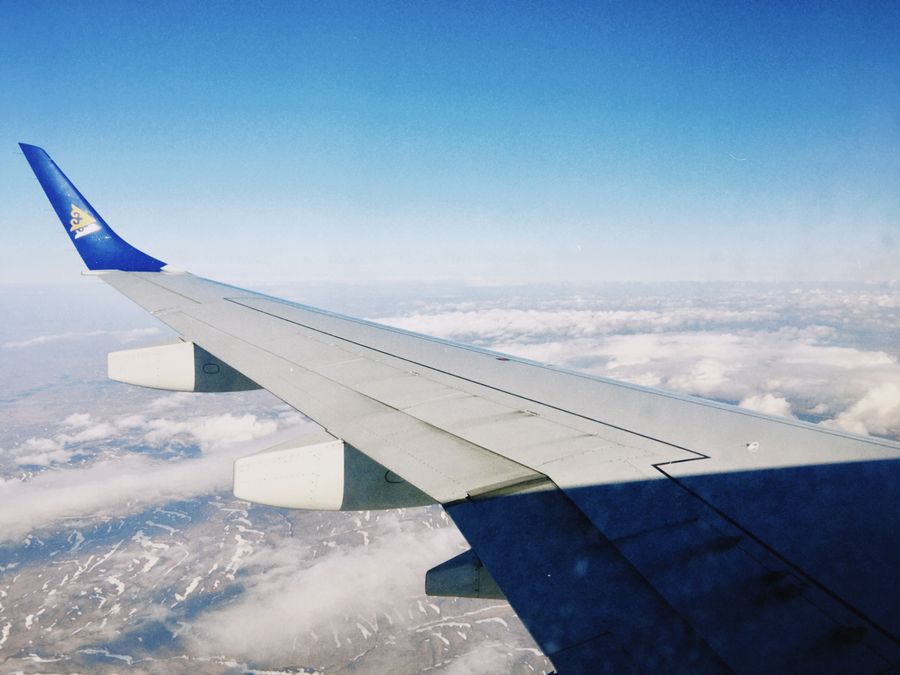 aerial view through airplane window over kazakhstan — Developers: 電波フルで港を望む:旅行者が実際に行く場所でのカバレッジ。