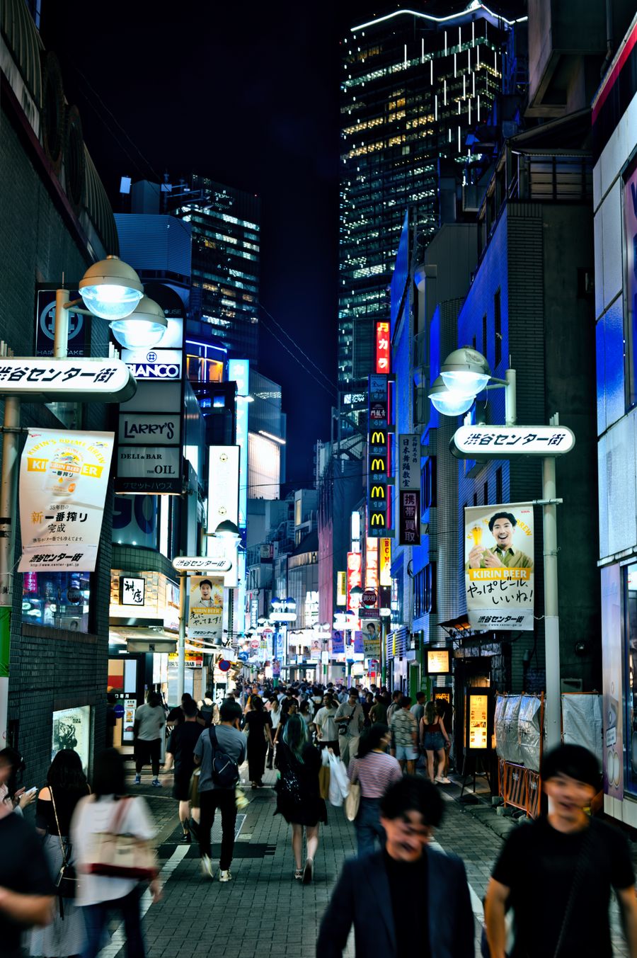 lively nightlife in shibuya tokyo street — Japanの港の光：座る前に写真のバックアップがアップロード中。