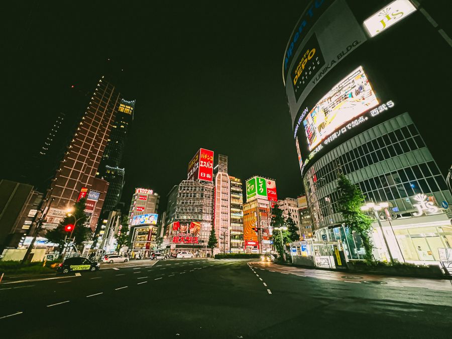 vibrant nightlife in shinjuku tokyo — Japanの日の出：天気を確認、ブーツを履いて、データオン。