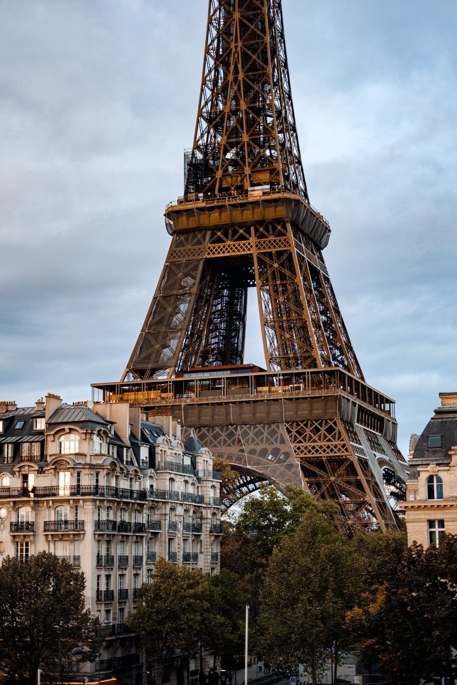 eiffel tower with parisian architecture — Changelog: 海外コワーキング：ノートPCはテザリング、通話はクリア、締切は厳守。