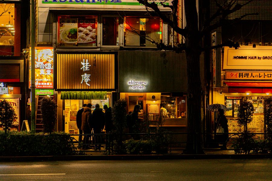 night scene of ramen shops in tokyo