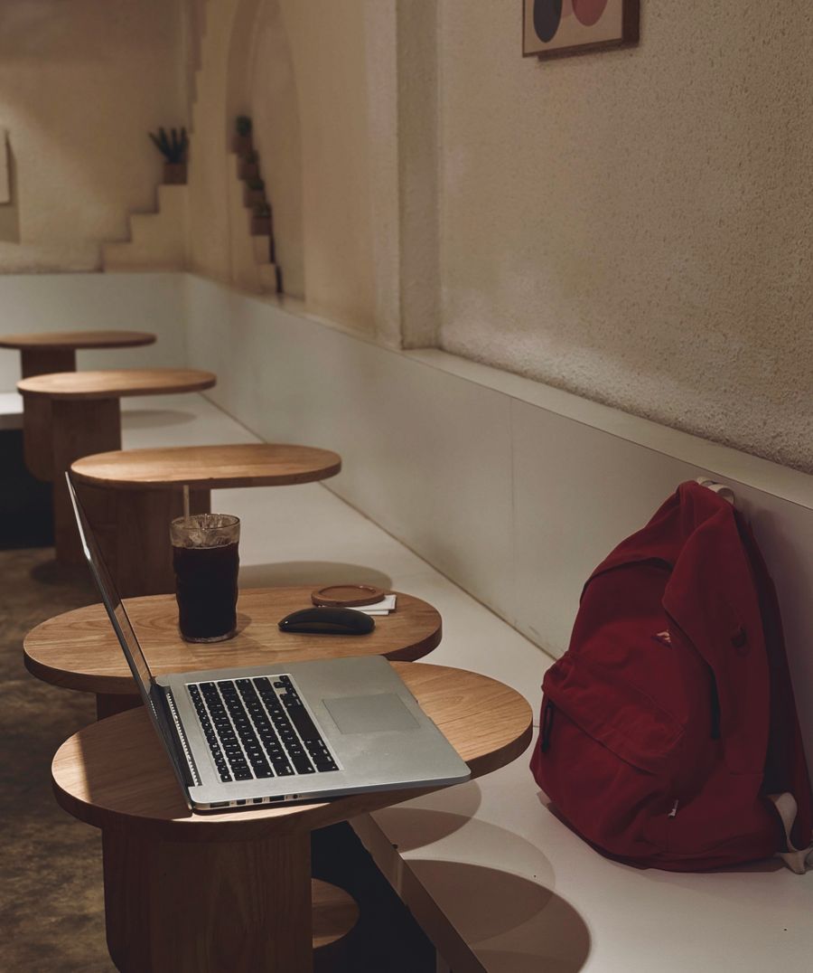 cozy cafe workspace with laptop and drink — 島時間、オンライン時間:フェリー、ビーチ、そしてフル電波。