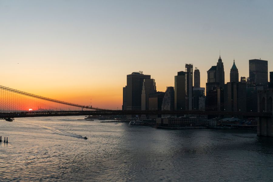 brooklyn bridge and manhattan skyline at sunset — 物理SIMは有効なままに — 銀行コードは届き続けます。