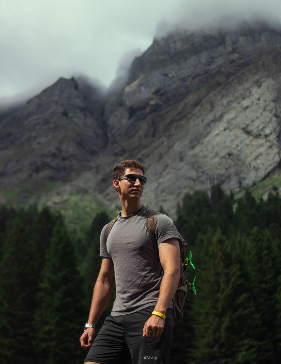 adventurous hiker exploring misty mountain trail — eSIMはスマホ内蔵の書き換え可能なチップ — プラスチック不要。