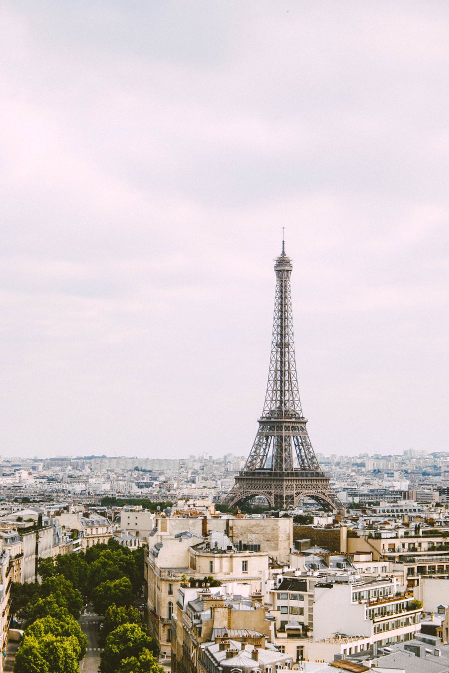 eiffel tower — 出張:クライアント資料は同期済み、タクシーからビデオ会議に参加。