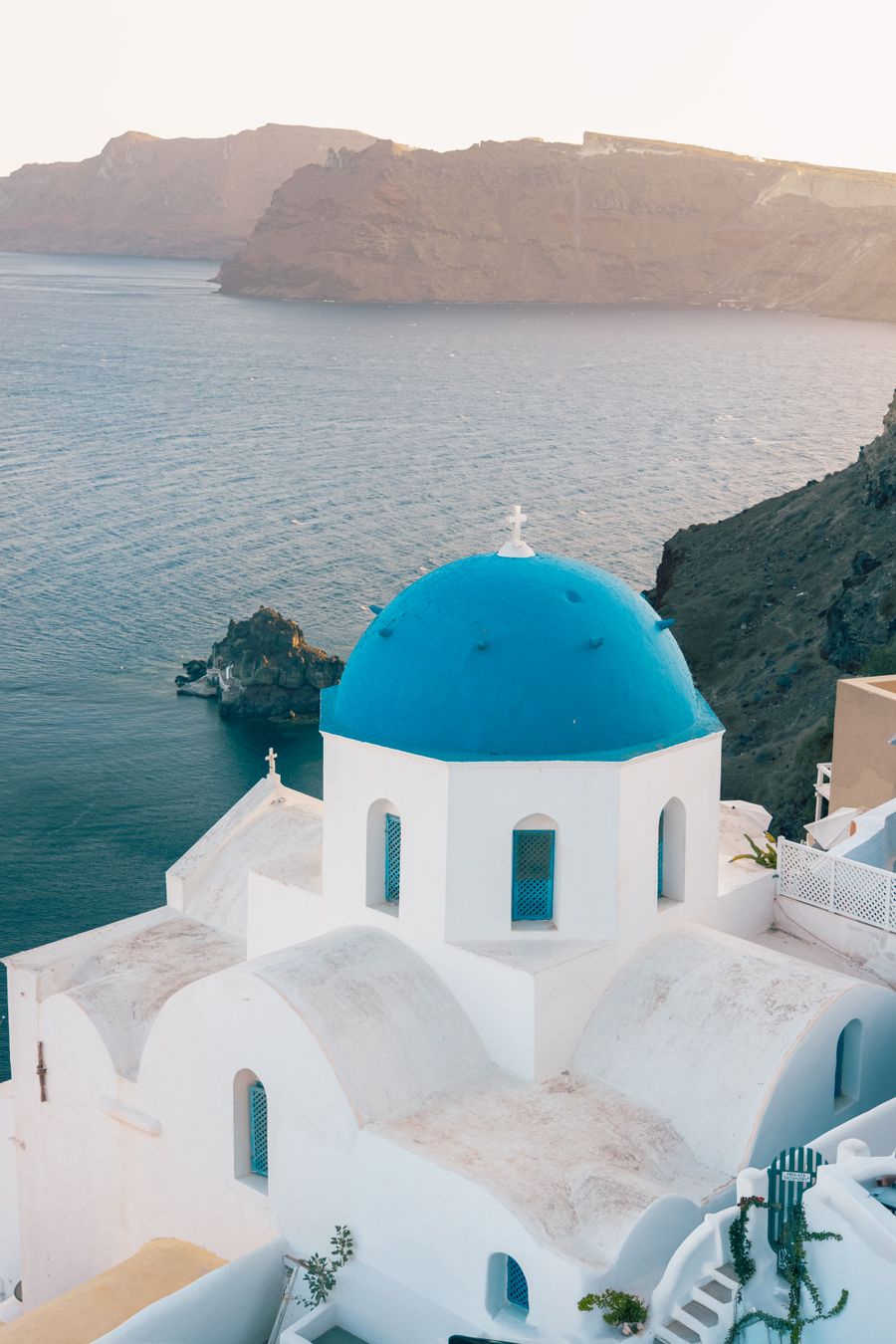 iconic blue dome church overlooking santorini coastline — ダッシュボードに2回線を表示：データ使用量と通話履歴を並べて。