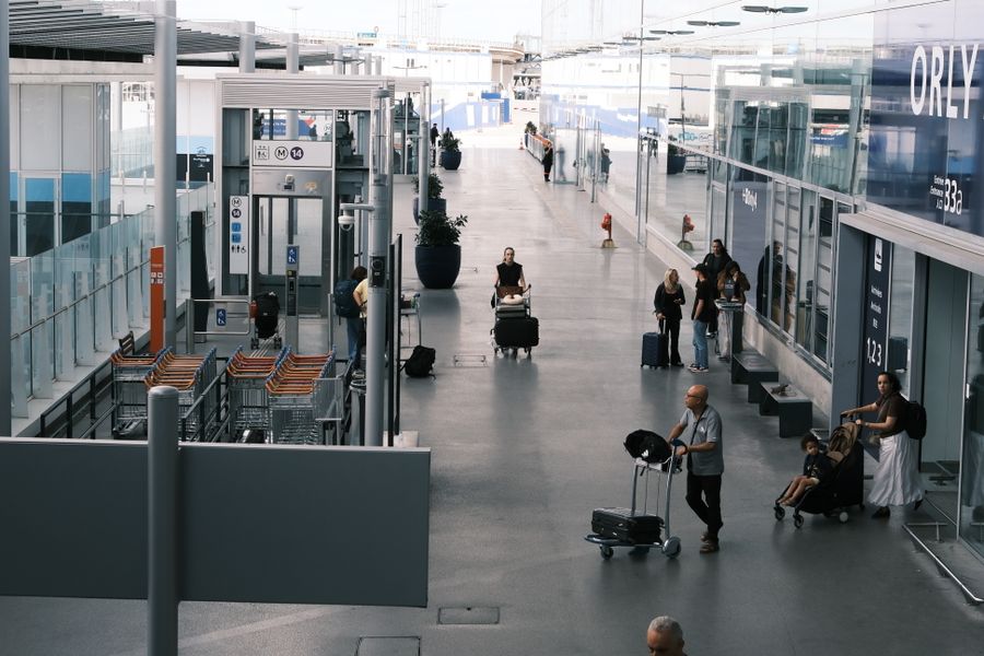 busy airport terminal with travelers and luggage — Docs: 島時間、オンライン時間：フェリー、ビーチ、そしてフル電波。