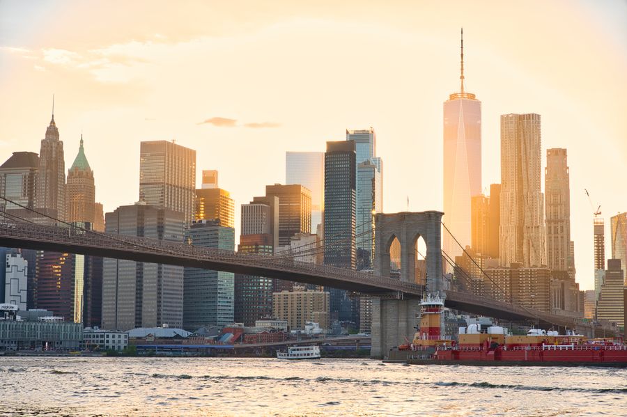sunset over brooklyn bridge and nyc skyline — まず基本の対処:機内モードの切替、eSIM回線の確認、それからエージェントに質問。