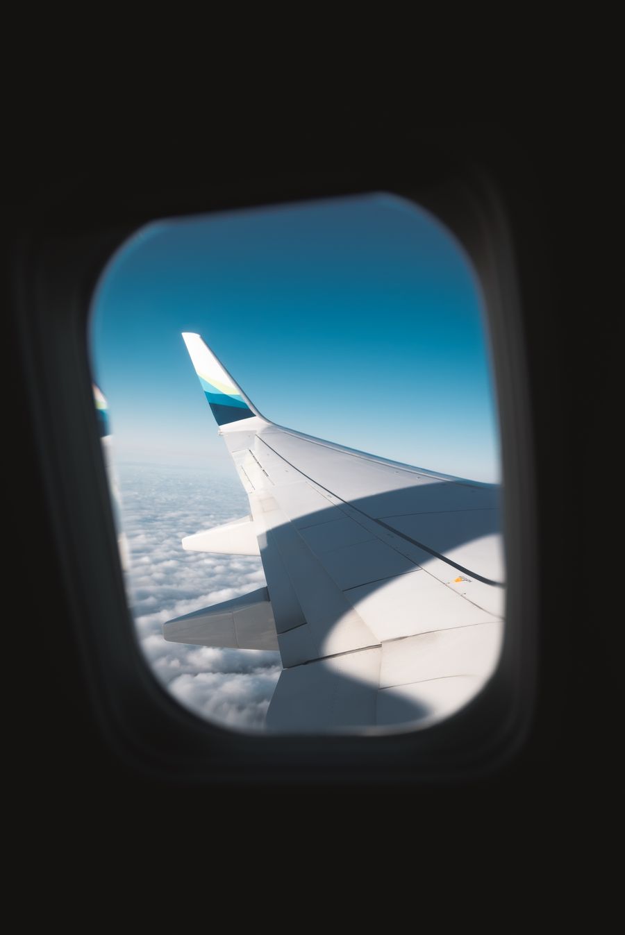 white airplane wing — Docs: おかえりなさい：eSIMはワンタップで削除、解約する契約なし。