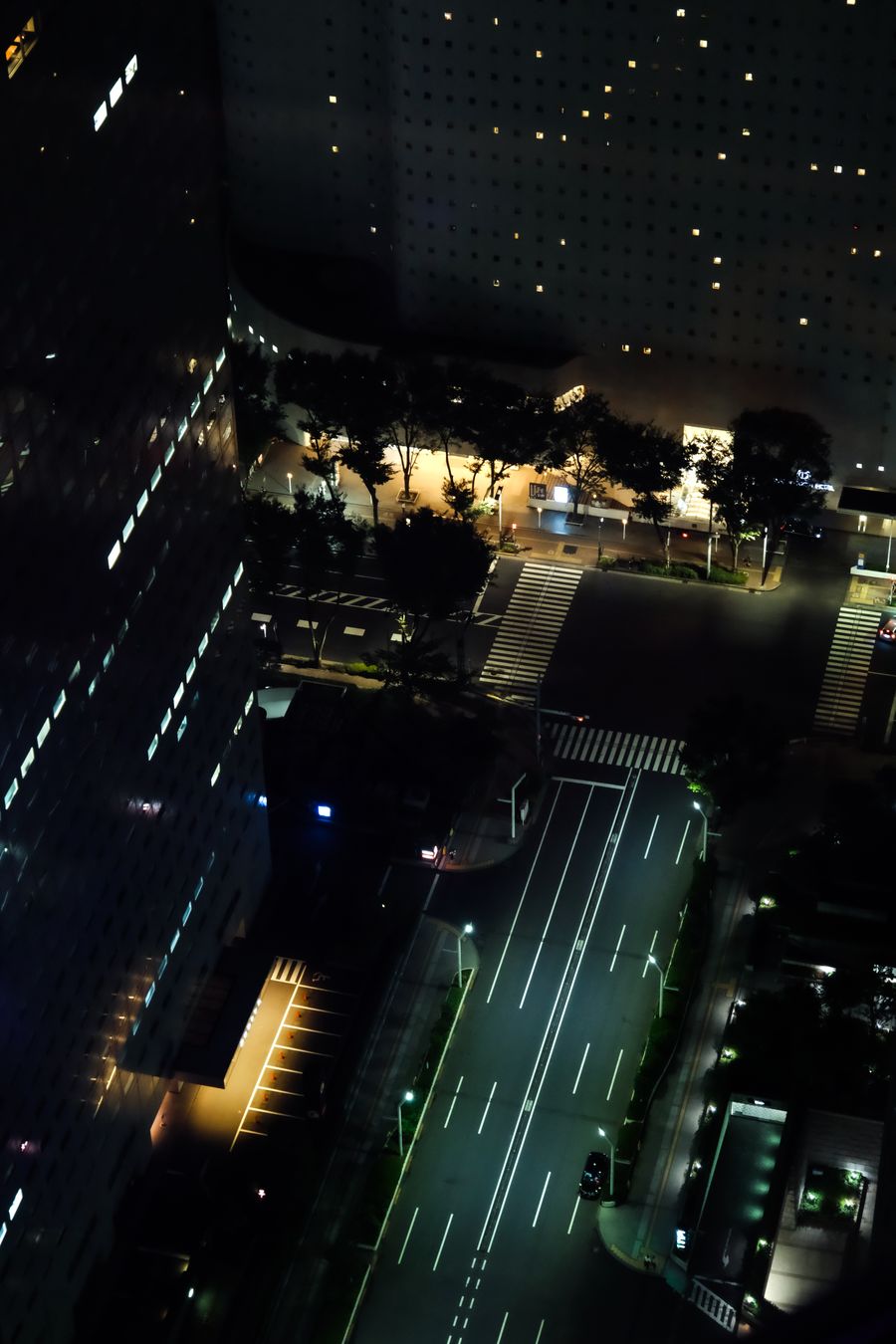 tokyo night aerial view of illuminated streets — Docs: トレイル入口と展望台：念のためオフラインマップをダウンロード。