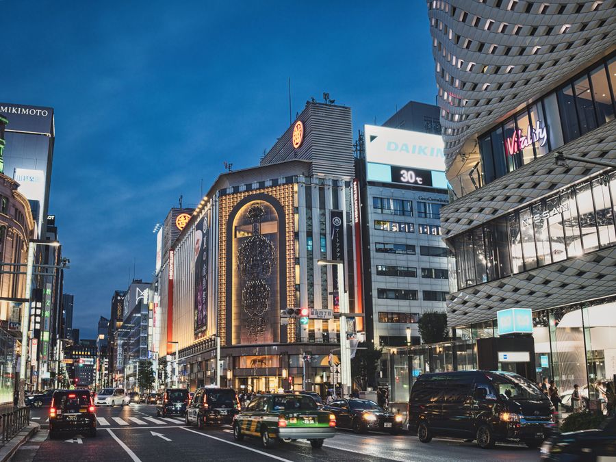 evening street view of ginza tokyo s shopping district — Changelog: 新しいプラン、新しい目的地、新しいツール — すべてここに最初に記録。