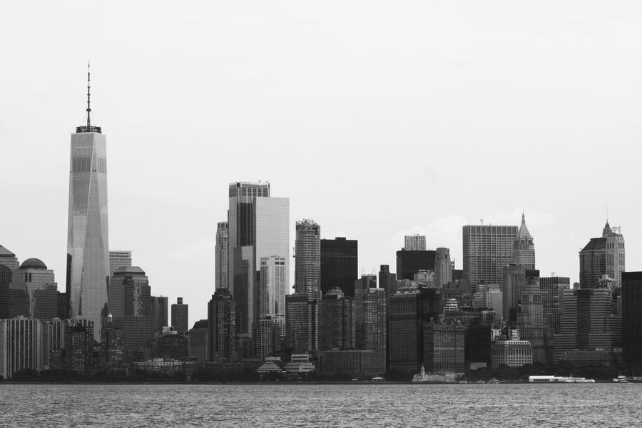 black and white new york city skyline — Changelog: 都心部も接続：eSIMが最速の現地ネットワークを自動で検出。