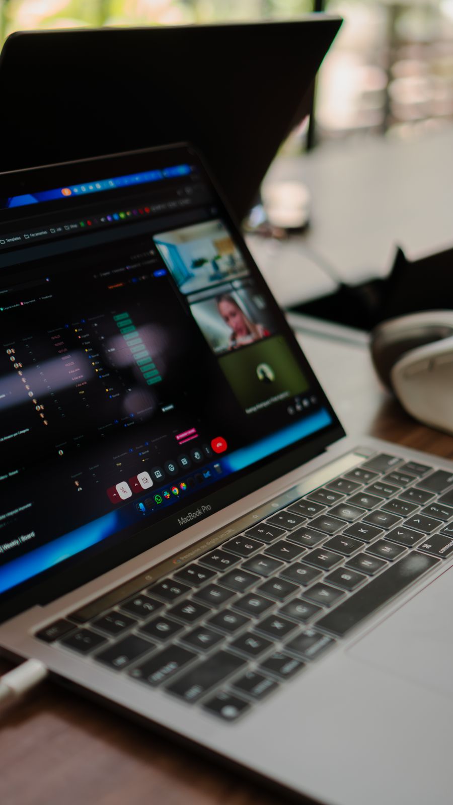 open laptop displaying video conference call — 家族旅行:1人あたりのデータ量を選定し、グループ全体にも対応。
