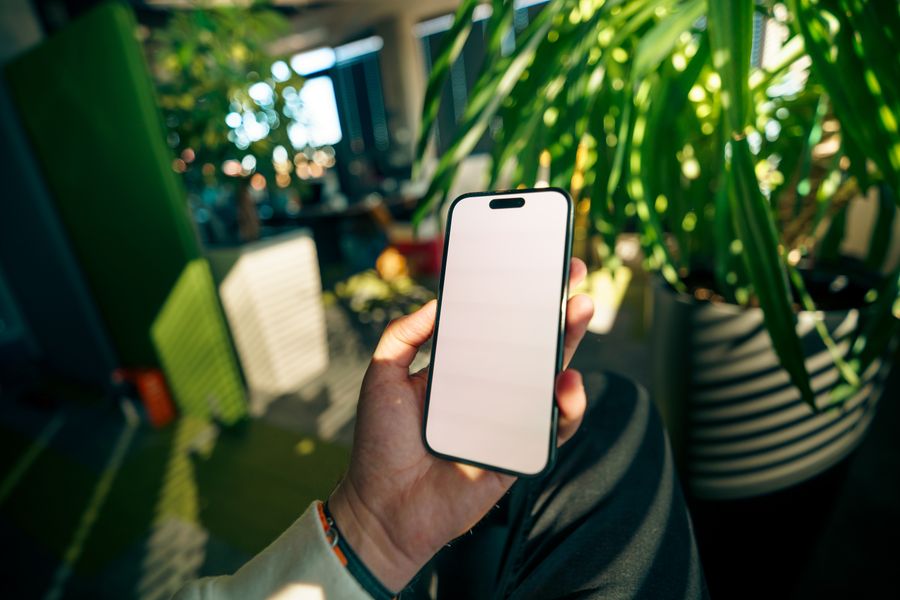 modern workspace with smartphone and greenery — 設定でeSIM回線にわかりやすい名前を — インストールの鉄則その1。