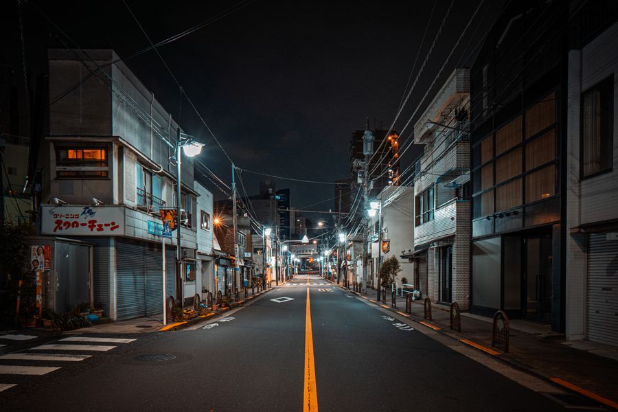 quiet night street scene in tokyo japan — カフェオフィス:テザリング稼働、ビデオ通話は安定、ホテルWi-Fiのロシアンルーレットなし。