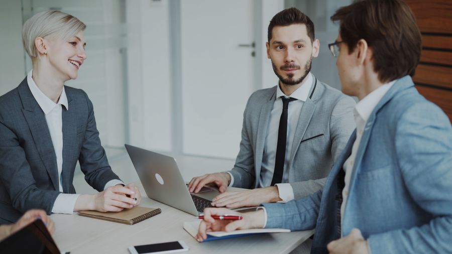 professional business meeting in modern office — Developers: 両替所はスキップ:スマホが実勢レートで支払います。