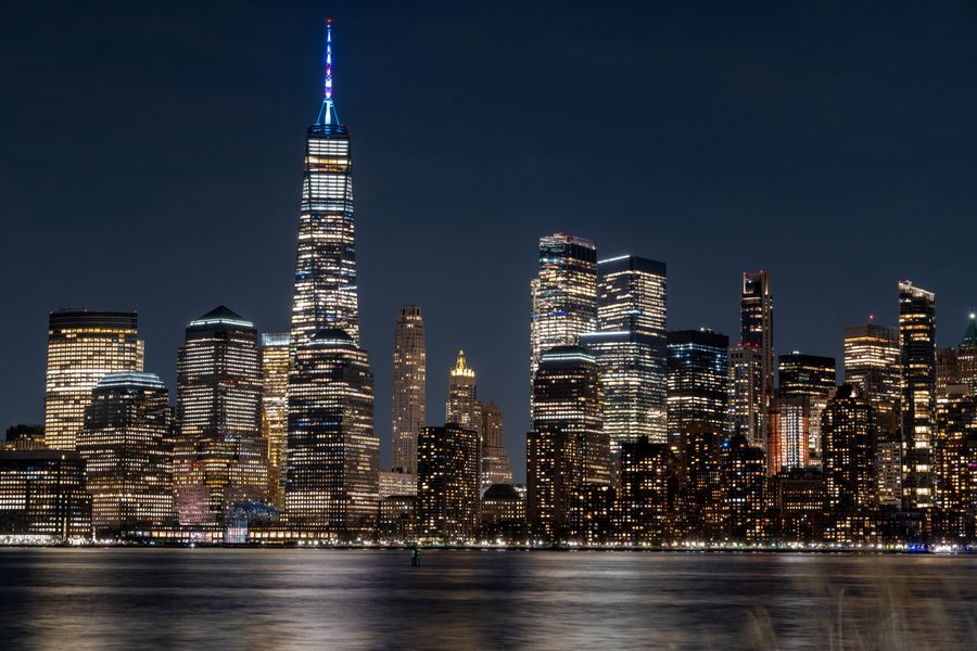 stunning nighttime view of new york city skyline — エージェントの回答は最新のプランに基づく — 汎用FAQではありません。