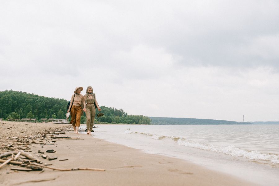 two women walking on beach — SMS配信レポートで到達を確認 — 推測は不要です。