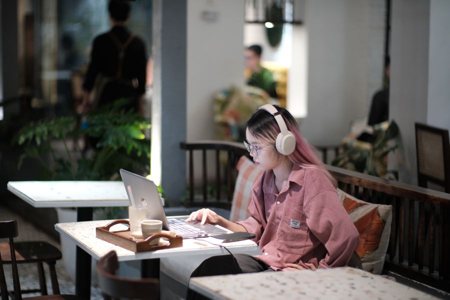 young woman studying in vietnamese cafe — 外国のターミナルで深夜0時?チケットではなく数秒で回答が届きます。