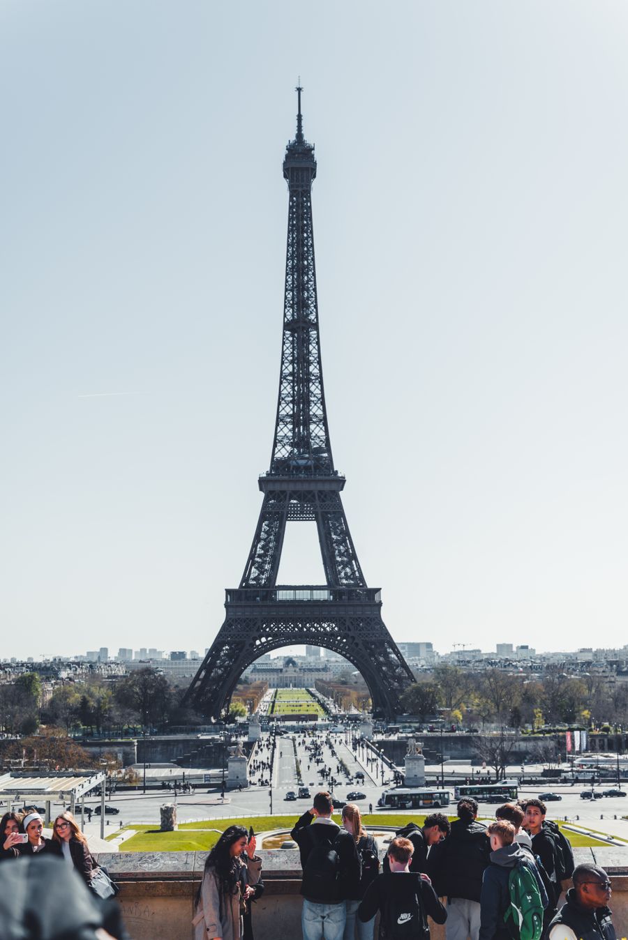 tourists at the eiffel tower in paris daytime view — Data-Saver Setup: answers first, never a signup wall.