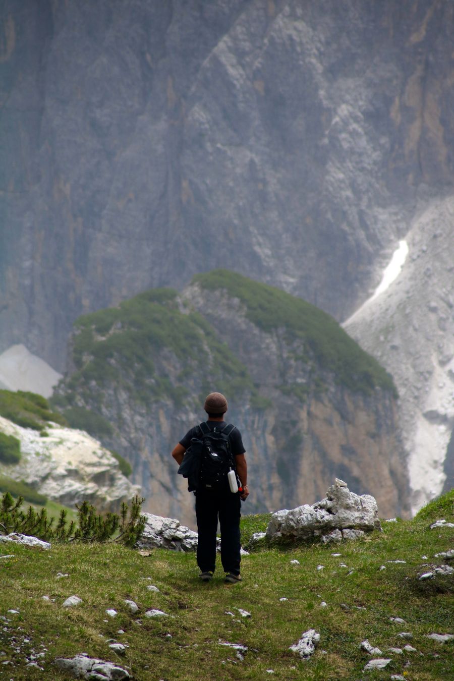 lone hiker exploring dolomite mountains landscape — Support: 海外コワーキング：ノートPCはテザリング、通話はクリア、締切は厳守。