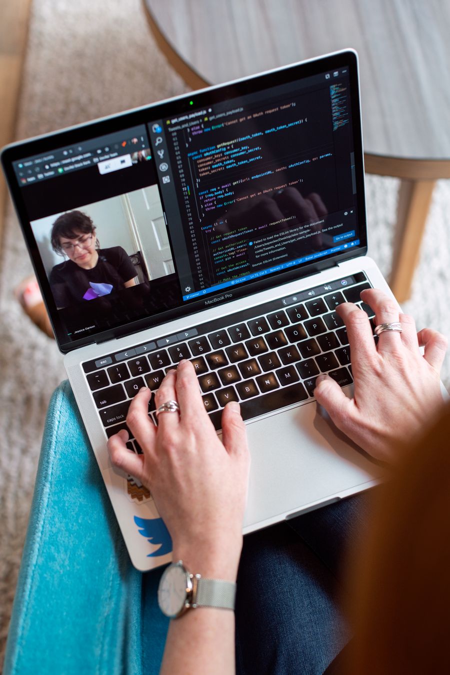 person using gray laptop — フードツアー：おすすめはすべてその場で調べます。