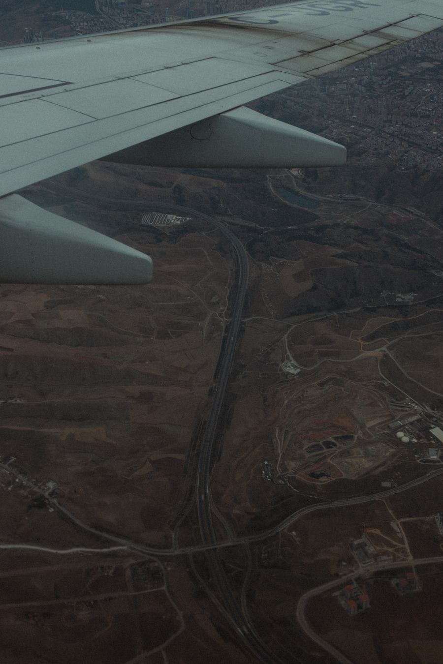 aerial view from airplane over barren landscape — Changelog: 変更履歴はマーケティングをしません — 何が変わったかだけを伝えます。