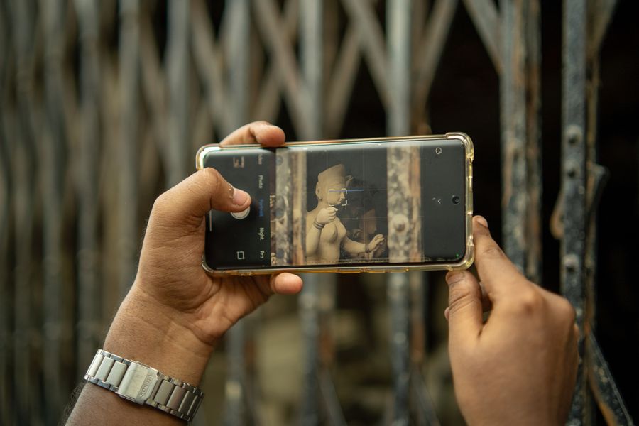 capturing sculpture with smartphone in kolkata