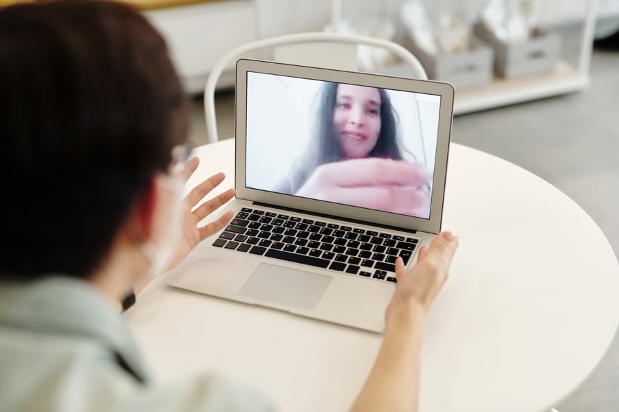 woman having a video call — Japanの田園地帯：農家を発見、ゲートコードはメッセージに。