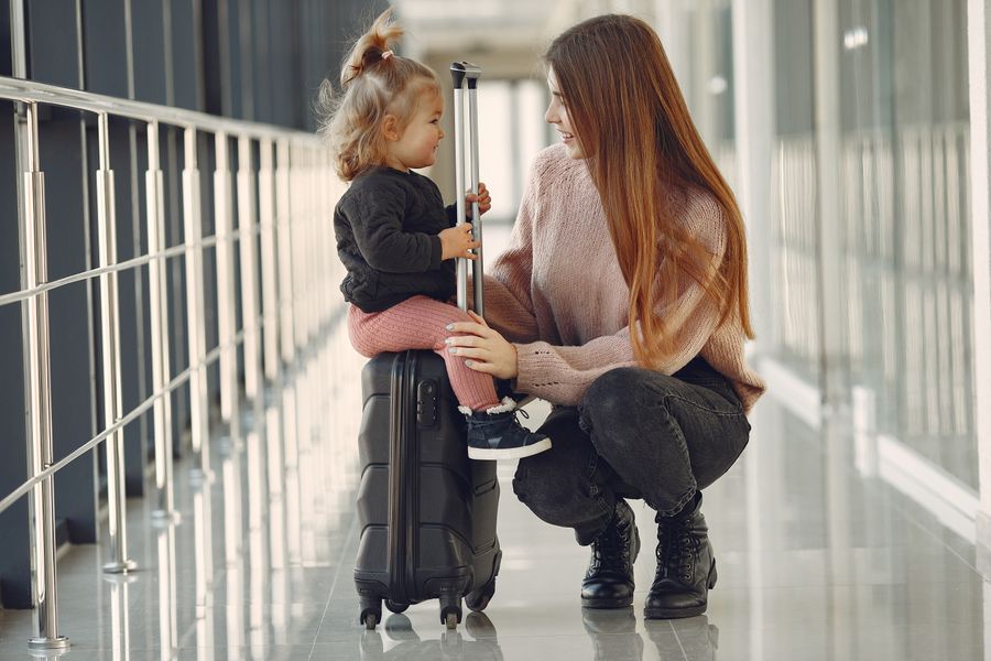 smiling mother with daughter and suitcase in airport — エージェントがプランを選定し、互換性を確認し、インストールをトラブルシュート。